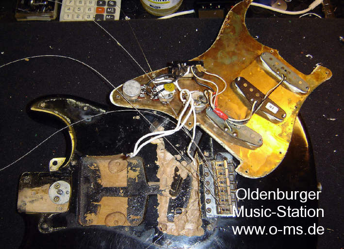 Fender_Stratocaster_1971_black_under pickguard 2.jpg